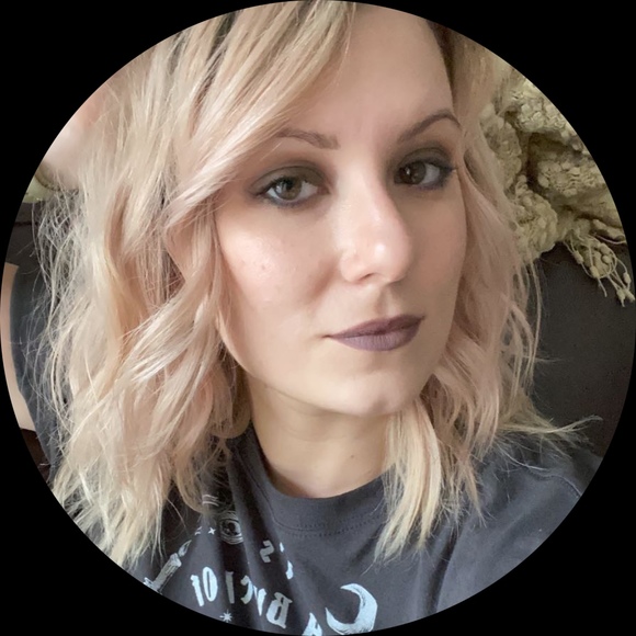 Profile Picture of Carrie Pulliam (@carrieepulliam) on Poshmark
