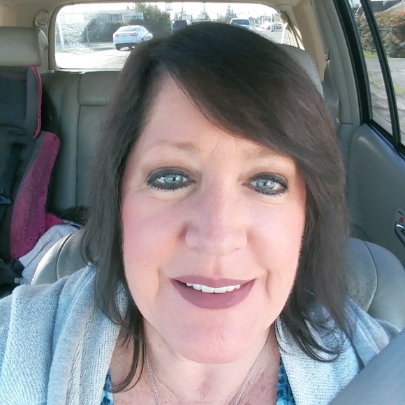 Profile Picture of Vicki Oldfield (@voldfield23) on Poshmark