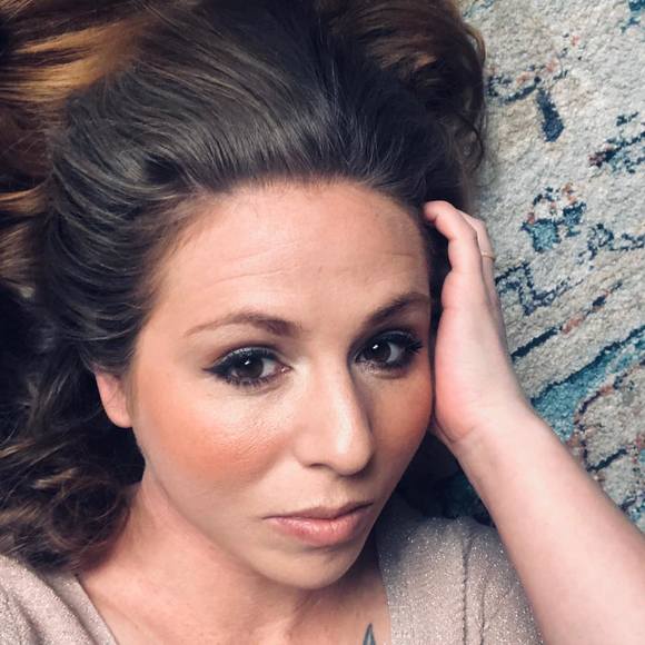 Profile Picture of Amber Wolfe (@graphicwolfe) on Poshmark