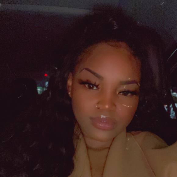 Profile Picture of Olivia James (@oliviajames780) on Poshmark