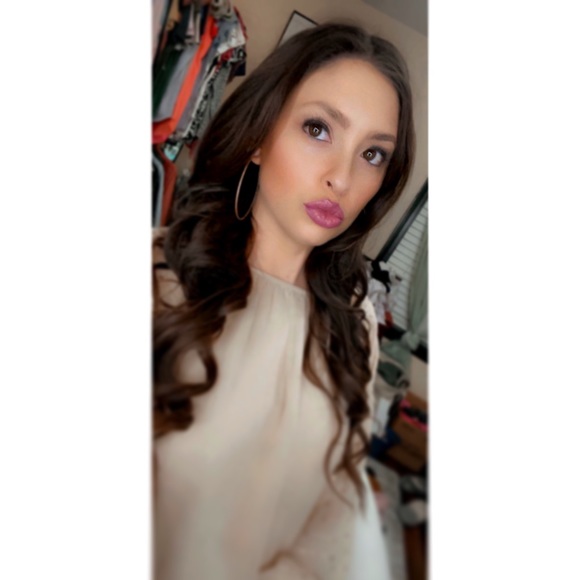 Profile Picture of Nicole Kelliher (@niicolekelli) on Poshmark