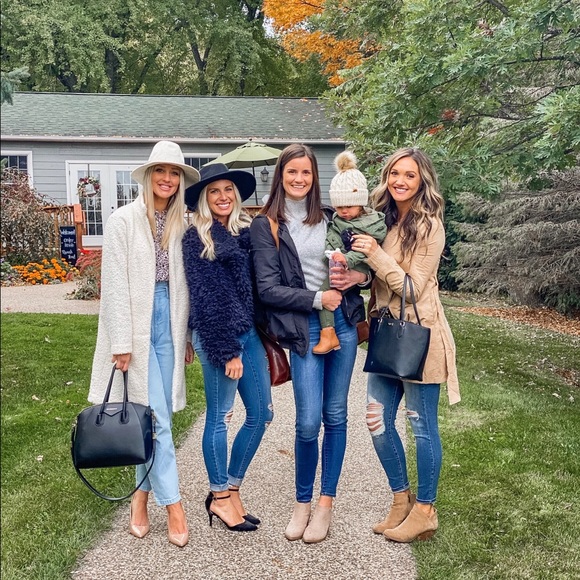 Profile Picture of Danielle Lindell (@danielleahh) on Poshmark