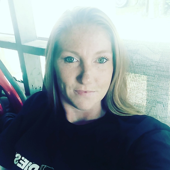 Profile Picture of Stacie Baylor (@stacieb05) on Poshmark