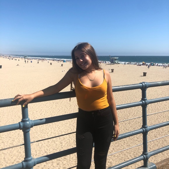 Profile Picture of Melanie Cubells (@melaniecubells) on Poshmark