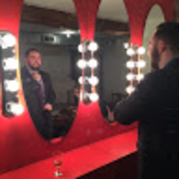 Profile Picture of Alex Easey (@alexeasey) on Poshmark