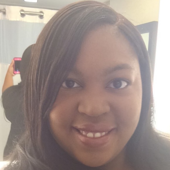 Profile Picture of Simone Warren (@swarren915) on Poshmark