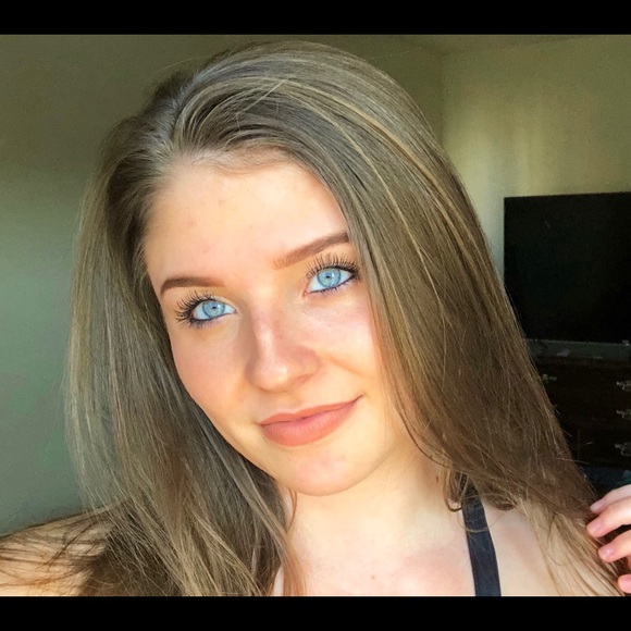 Profile Picture of Sara Sievert (@sarasiev) on Poshmark