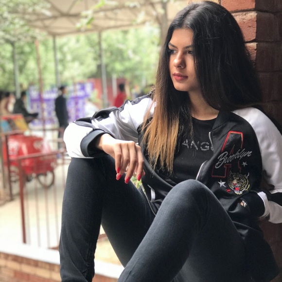 Profile Picture of Reda Khan (@redakhan_) on Poshmark