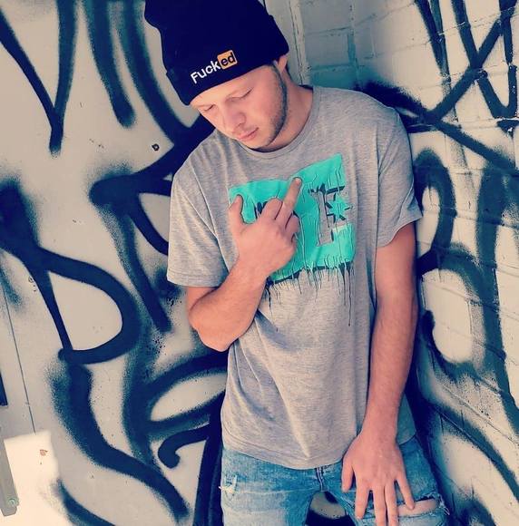 Profile Picture of Truxton Mullett (@truxtonmullett) on Poshmark