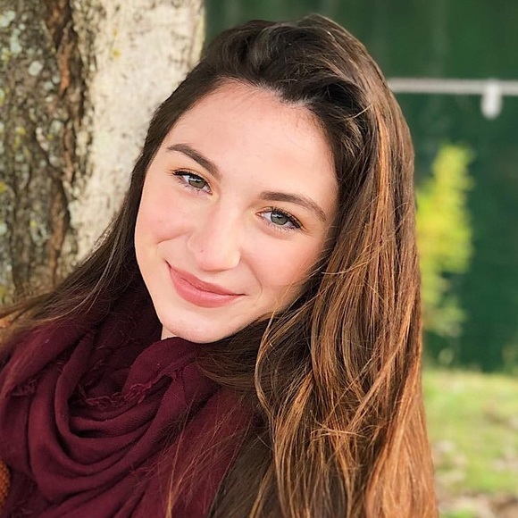 Profile Picture of Emily Covey (@coveyeh) on Poshmark