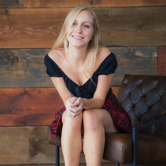 Profile Picture of Angelika Rzucidlo (@angelikarz) on Poshmark