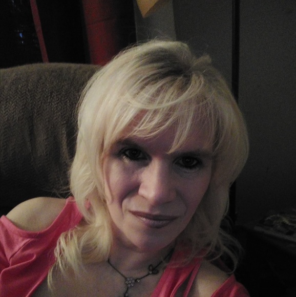 Profile Picture of Samantha Fillyaw (@samanthafillyaw) on Poshmark