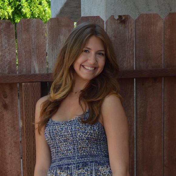 Profile Picture of Chloe Warren (@chloewarren97) on Poshmark