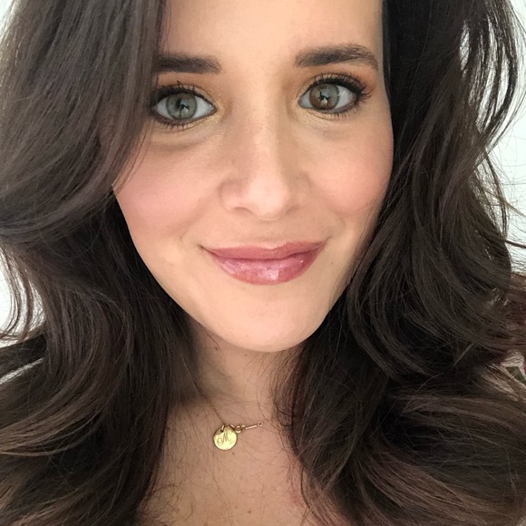 Profile Picture of Danielle Lopes (@styledbydnl) on Poshmark