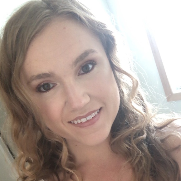 Profile Picture of Andrea Verhey (@averhey1018) on Poshmark