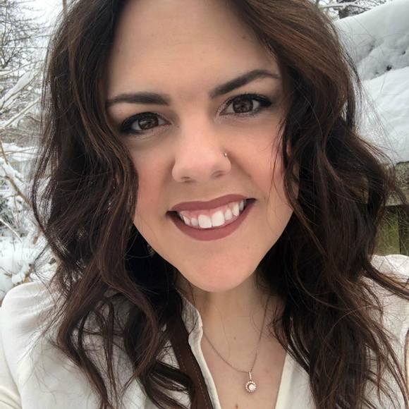 Profile Picture of Amanda Gist (@ajgist) on Poshmark