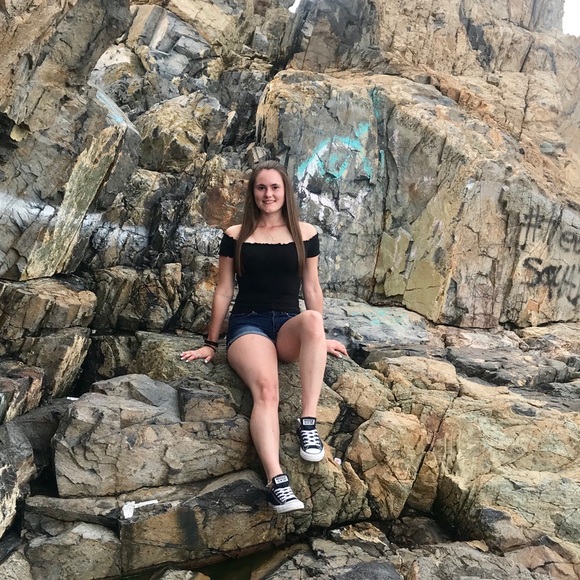 Profile Picture of Jillian Osborne (@jillianosborne) on Poshmark