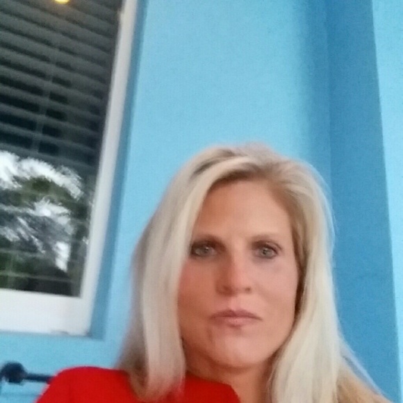 Profile Picture of Kerri Mcmahon (@kerrimcmahon) on Poshmark