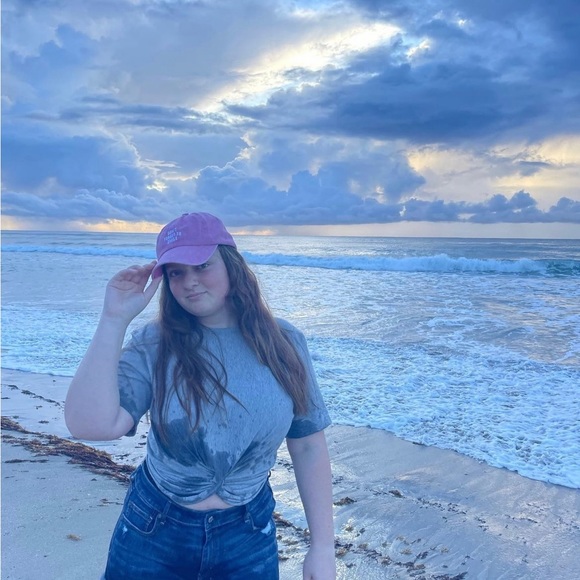 Profile Picture of Chloe Bruzzese (@chloebruzzese) on Poshmark