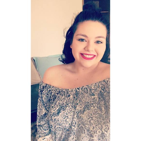 Profile Picture of Alicia Kelly (@leashiloo) on Poshmark