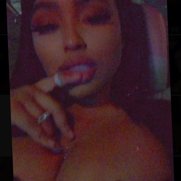 Profile Picture of Lelly Lelly (@dionelissiri) on Poshmark