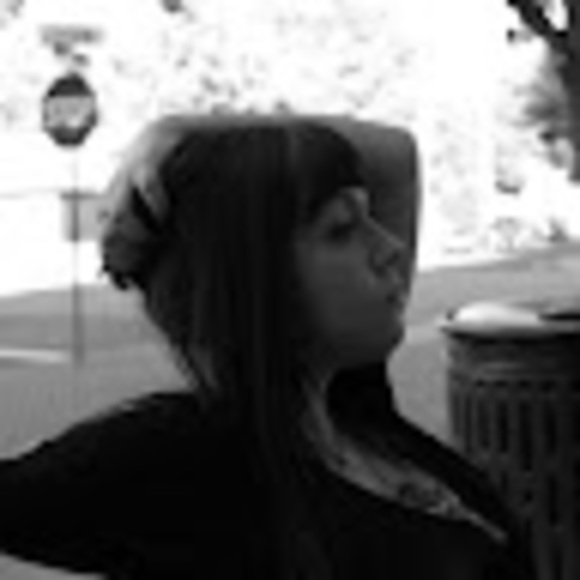 Profile Picture of Amanda Paulos (@squl) on Poshmark