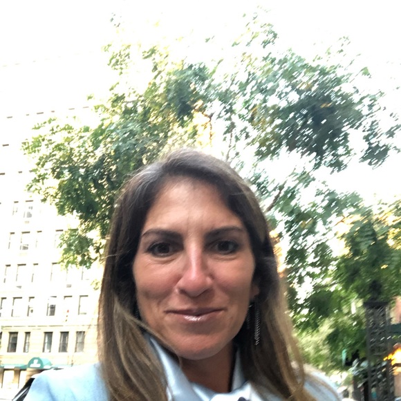 Profile Picture of Suzanne Doft (@sdoft) on Poshmark
