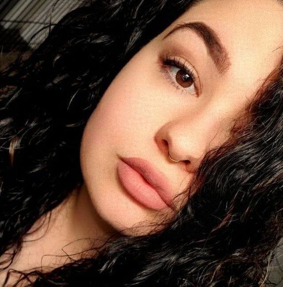 Profile Picture of Ashley Sommer (@aas1995) on Poshmark