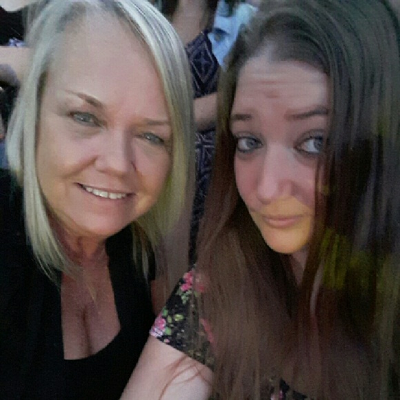 Profile Picture of Karen Ohliger (@lovelylady0423) on Poshmark