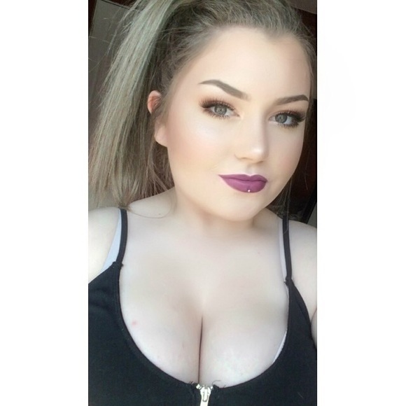 Profile Picture of Kourtney Renouf (@kourtneykayley7) on Poshmark