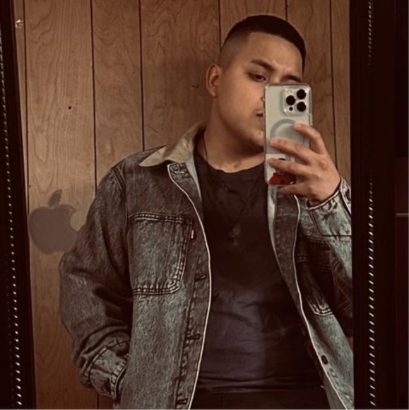 Profile Picture of Klinton Gomez (@klintongomez881) on Poshmark