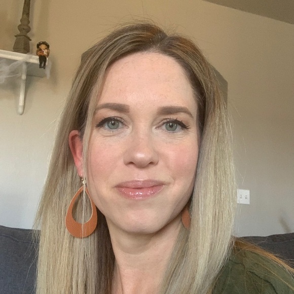 Profile Picture of Tara Tooman (@taratooman) on Poshmark