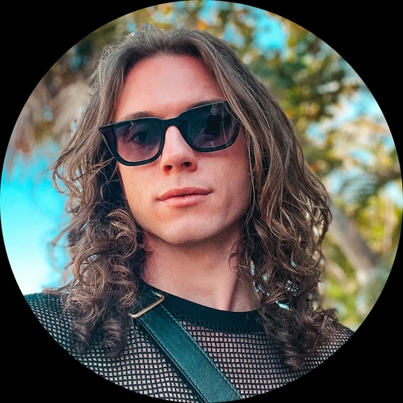 Profile Picture of Jacob Deen (@jakedeenn) on Poshmark