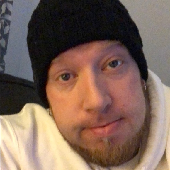 Profile Picture of Paul Gibson (@gibsonlost) on Poshmark