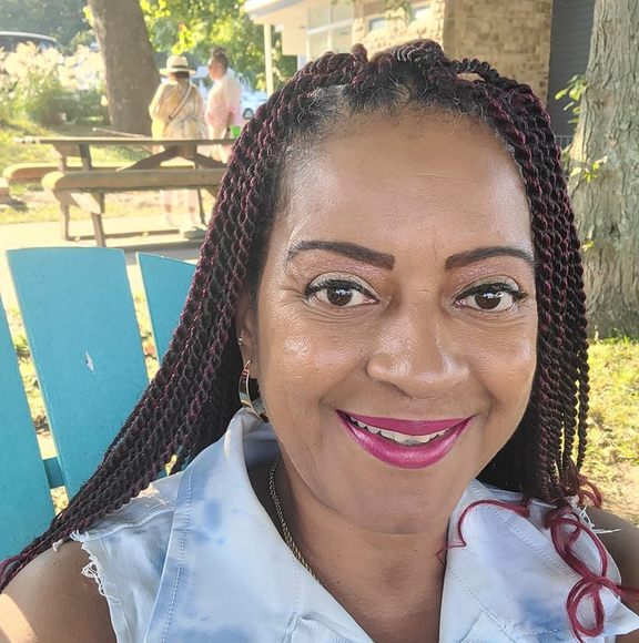 Profile Picture of Yvette Linton (@ybbrowny) on Poshmark