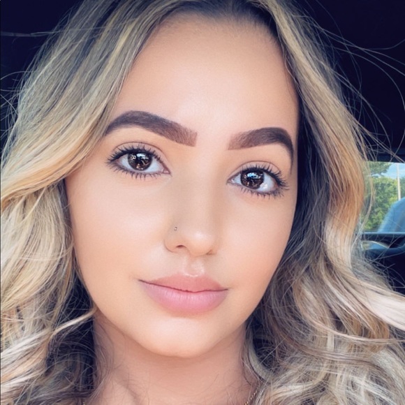 Profile Picture of Crystal Alicea (@crystalight97) on Poshmark