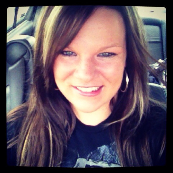 Profile Picture of Alison Hasselbring (@alihassel4) on Poshmark