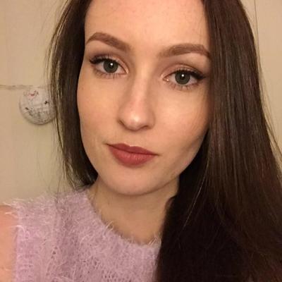 Profile Picture of Elizabeth Cowell (@Violet1325) on Twitter