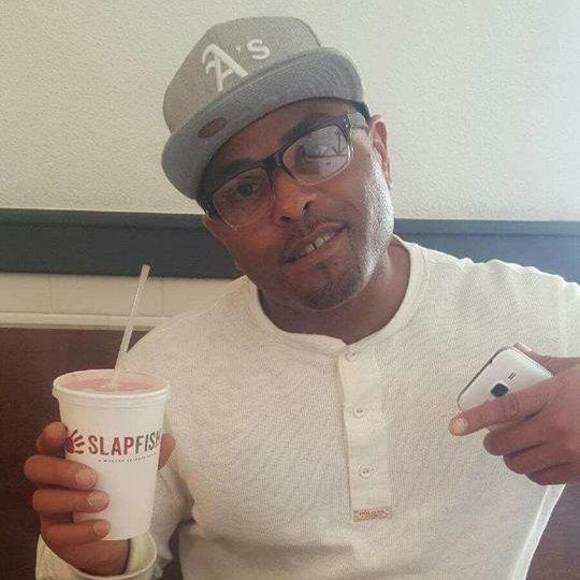 Profile Picture of Aaron Moultrie (@cheattoeat) on Poshmark