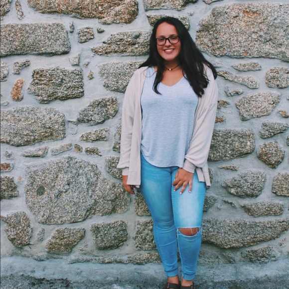 Profile Picture of Amanda Silva (@amandanicole516) on Poshmark