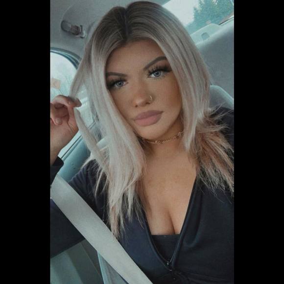 Profile Picture of Cassandra Dias (@cassandradias15) on Poshmark