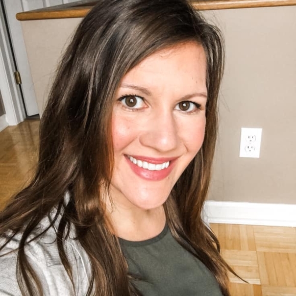 Profile Picture of Melanie Crawn (@melaniecrawn) on Poshmark