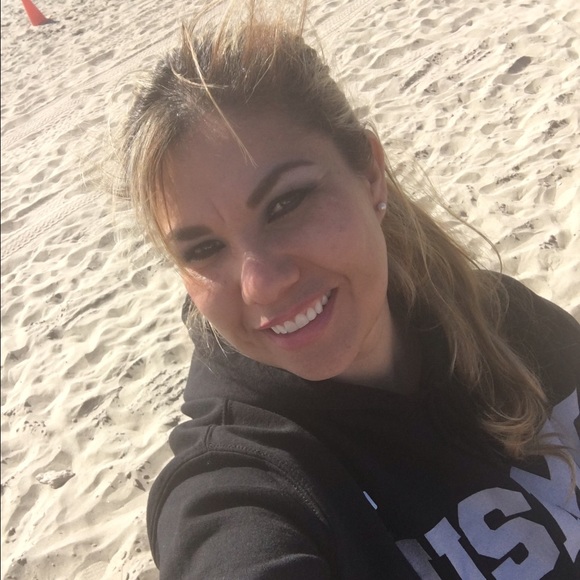 Profile Picture of Lorena Cadena (@lkdna) on Poshmark
