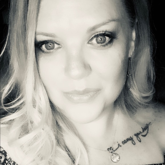 Profile Picture of Erin Vining (@er7fern) on Poshmark