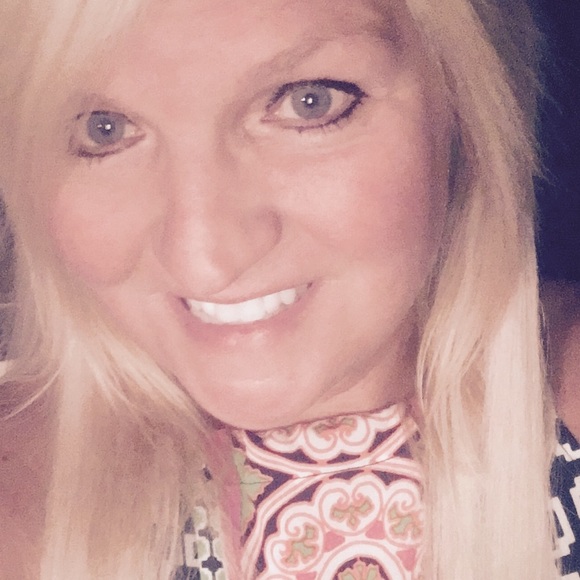 Profile Picture of Ashley Lasuzzo (@alasuzzo) on Poshmark