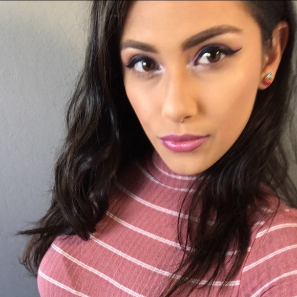 Profile Picture of Danielle Sauceda (@daniellemakeup_) on Poshmark