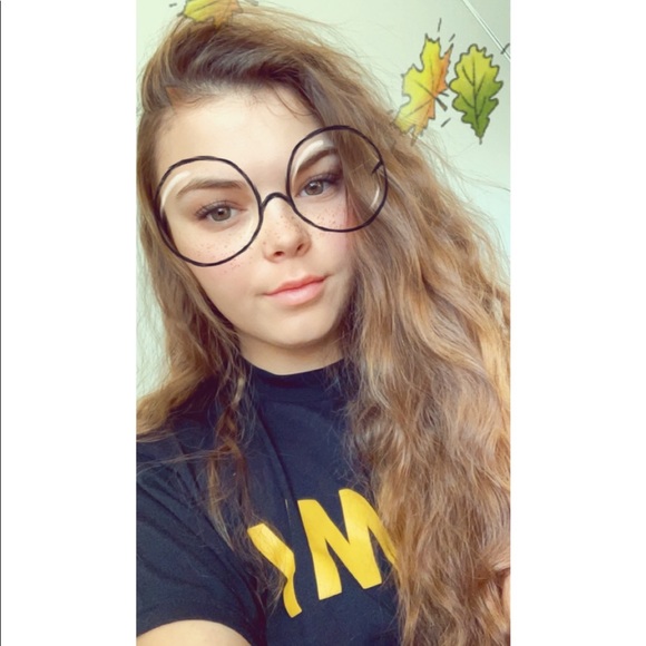 Profile Picture of Skylar Ross (@that_giiirrll) on Poshmark