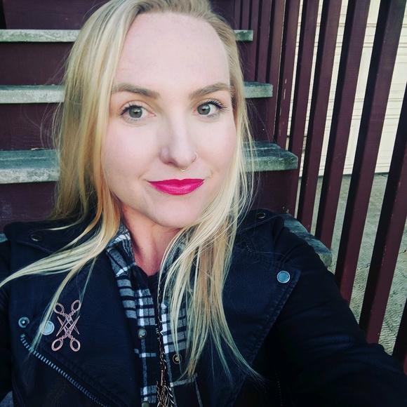 Profile Picture of Amanda Vawter (@mandyvawt) on Poshmark