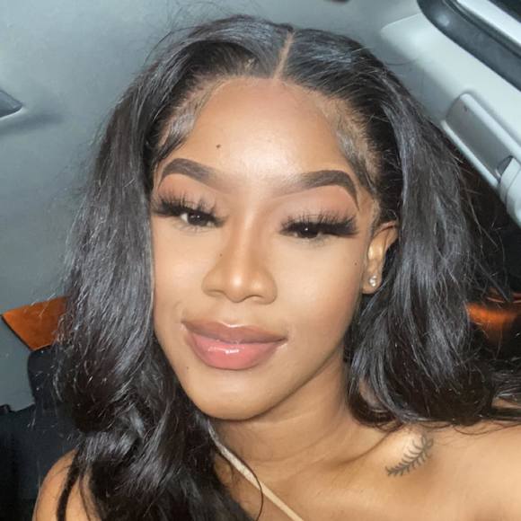 Profile Picture of Diana Joinville (@dianaaaaaa_) on Poshmark