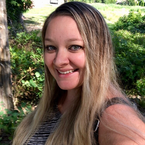 Profile Picture of Danielle Tighe (@danirayt) on Poshmark